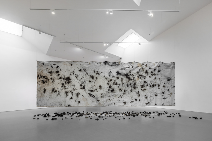 
劉商英《星辰》321×1007cm 布面油彩、沙土 2024

“繪畫與游蕩”展覽現(xiàn)場，星地藝術(shù)中心，2024

 

