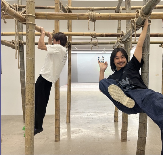 藝術家 厲檳源（右）
