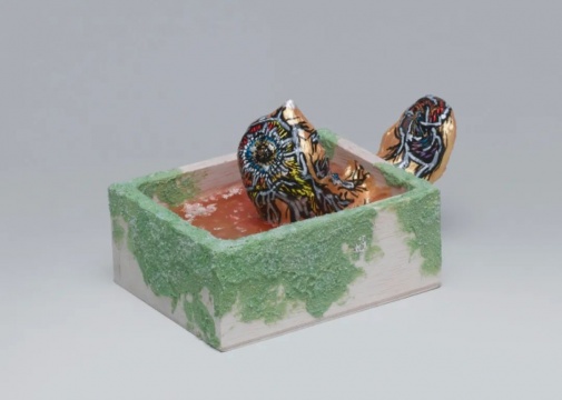 《滿(mǎn)月之日，那個(gè)水洼儲(chǔ)蓄了能量》
14×8cm 丙烯、石膏 202
