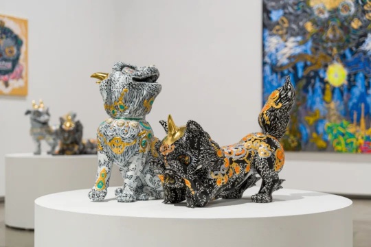 《非禮勿視》

雙角：31.9×58.1×48.1cm；獨(dú)角：23.9×57.7×44.5cm

樹(shù)脂、丙烯、金箔、FRP 2022

