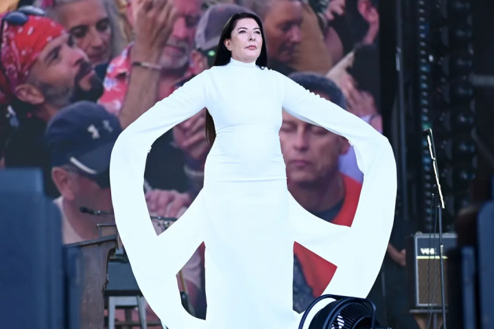 2024年7月，阿布拉莫維奇在英國(guó)格拉斯頓伯里音樂(lè)節(jié)上令全場(chǎng)靜默7分鐘
