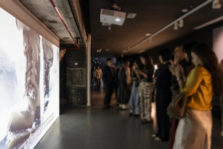 “瑪麗娜·阿布拉莫維奇：能量轉(zhuǎn)換”
藝倉(cāng)美術(shù)館展覽現(xiàn)場(chǎng)，2024.10.11-2025.2.28
