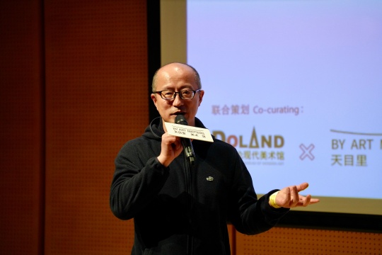 中國當(dāng)代影像藝術(shù)年鑒執(zhí)行總監(jiān)施瀚濤先生，圖注：圖片由上海多倫現(xiàn)代美術(shù)館提供，攝影：湯岱蓉
