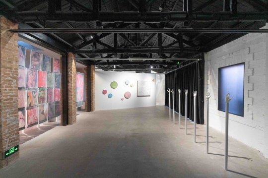 山中天藝術(shù)中心跨年雙展，讓“動物敘事”“隨風(fēng)滾石”吧！