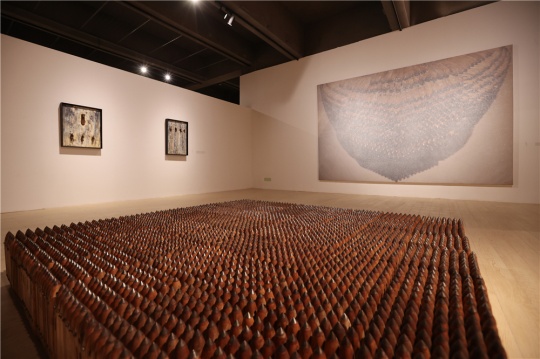 右墻作品：《煙花》

地面裝置：《至上》200×200cm 裝置  木、 金屬  2003
