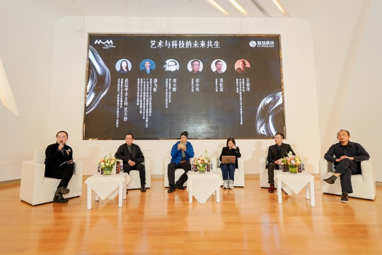 對談一：藝術(shù)與科技的未來共生 研討現(xiàn)場（左起：沈天舒、顏為昕、胡介鳴、郭小暉、鄧悅君、王郁洋）
