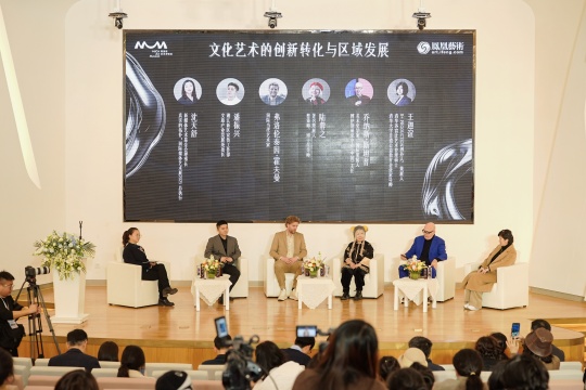 對談三 文化藝術(shù)的創(chuàng)新轉(zhuǎn)化與區(qū)域發(fā)展 研討現(xiàn)場（左起：沈天舒、潘振興，洛倫泰因·霍夫曼（Florentijn Hofman）、陸蓉之、喬納斯·斯坦普（Jonas Stampe）、王迦誼、）
