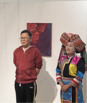 尹小龍紐帶開幕式上在云南傈僳族姑娘路得的歌聲中實(shí)施作品《紐帶的線索》
