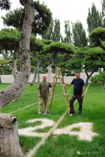 展覽開幕一周前，
藝術(shù)宋冬和崔燦燦在松美術(shù)館外
（攝影：董林）

