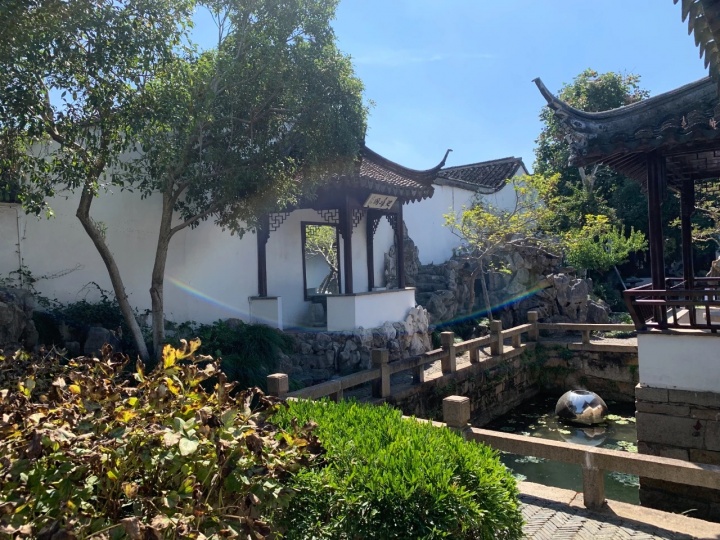 “曲園計(jì)劃——在遺痕中，在鏡像里，造一個新江南” 

蘇州曲園展覽現(xiàn)場

策展人：王曉松
