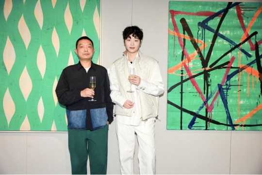 藝術(shù)家周建軍與收藏其作品的青年收藏家
