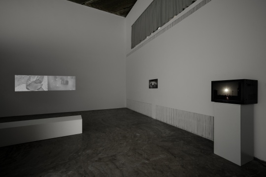 展覽空鏡-12
左：《視點融疊》 藝術家：劉清華
Left：Blended Visions, Artist: Jess Ching-Wa LAU
右：《你的太陽像顆星》藝術家：劉清華
Right：The Star Within Your Sun, Artist: Jess Ching-Wa LAU
?? CHANEL  ?? 三影堂攝影藝術中心
