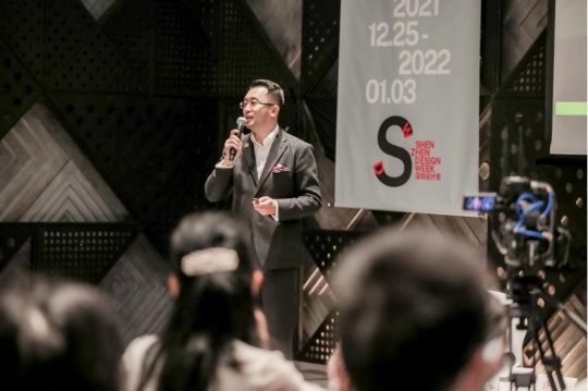 2021年高鵬初到大灣區(qū)，擔(dān)任當(dāng)年深圳設(shè)計(jì)周“設(shè)計(jì)教育”論壇學(xué)術(shù)主持
