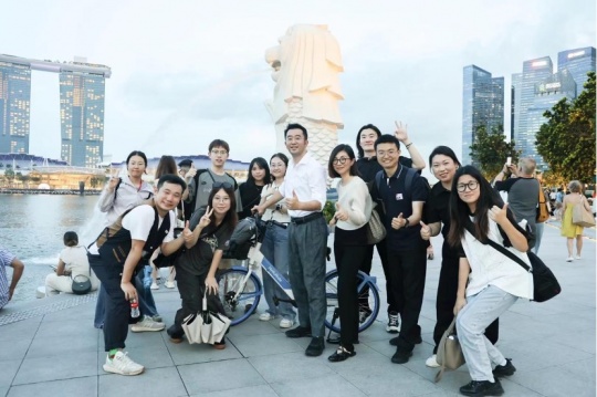 未來(lái)設(shè)計(jì)學(xué)院赴新加坡與新加坡藝術(shù)大學(xué)，南洋藝術(shù)學(xué)院聯(lián)合舉辦國(guó)際學(xué)生作品展，每年選送多名學(xué)生赴新加坡高校學(xué)習(xí)，選派多名學(xué)生赴新加坡機(jī)構(gòu)實(shí)習(xí)
