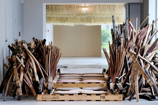 使用崍州蒸餾廠威士忌木桶蓋及廢拼板搭建的木橋所連接的兩個展廳 使用崍州蒸餾廠威士忌木桶蓋及廢拼板搭建的木橋所連接的兩個展廳