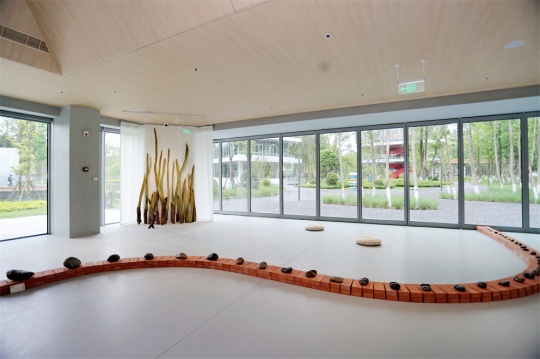 崍州蒸餾廠體驗中心盛大啟幕 首展“自然囈語”以藝術重構品牌生態(tài)敘事 崍州蒸餾廠體驗中心盛大啟幕 首展“自然囈語”以藝術重構品牌生態(tài)敘事