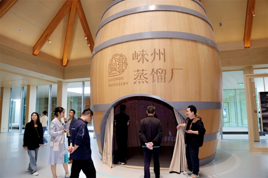 崍州蒸餾廠體驗中心盛大啟幕 首展“自然囈語”以藝術重構品牌生態(tài)敘事 崍州蒸餾廠體驗中心盛大啟幕 首展“自然囈語”以藝術重構品牌生態(tài)敘事