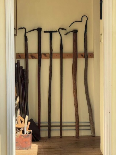 小屋里的園藝工具
圖片由藝術(shù)家提供
