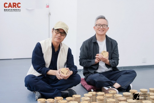 策展人王春辰、藝術(shù)家楊燁炘
