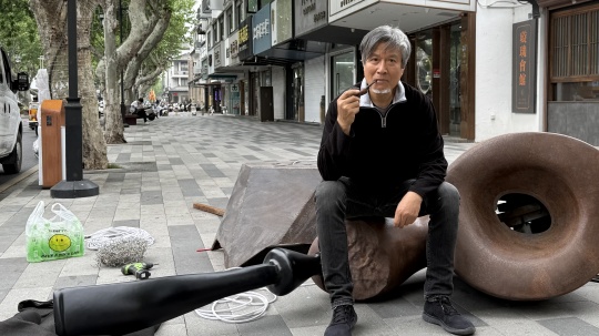 沈建國先生在作品前的合影
