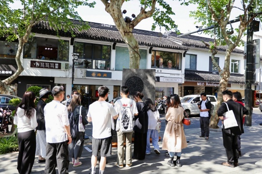 市民參觀金明宗作品
