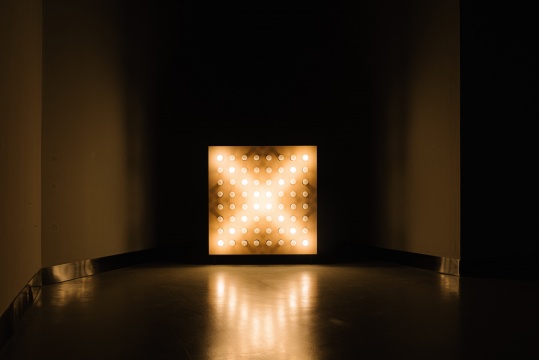 《The Interpreter#2》，新媒體裝置（燈光，數控設備，木材），120x120x35cm，2024，Han Lee
