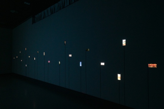 《日常史詩》，視頻裝置 (慢動作視頻、iPhone 手機)，尺寸可變，2013-2017，沈凌昊
