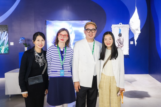 左一：肖戈，左二：瑪麗娜·費德洛娃（Marina Fedorova），右一：彭薇，右二：包一峰（ART021聯(lián)合創(chuàng)始人）
