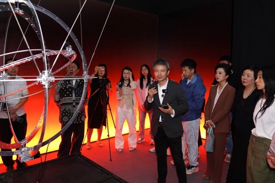 策展人費(fèi)俊導(dǎo)覽
