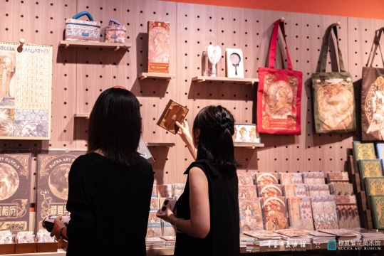 “繆斯的花冠:阿爾豐斯·穆夏的繁花詩篇” 在青島市美術(shù)館開展 “繆斯的花冠:阿爾豐斯·穆夏的繁花詩篇” 在青島市美術(shù)館開展
