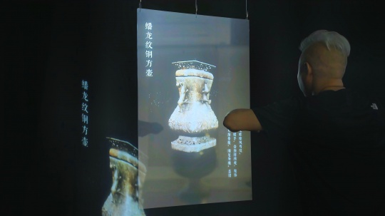 喬非凡，《姿態(tài)·博古對話》，2025年，動作捕捉，數據庫，機器視覺識別，投影。

圖片由Mousa繆薩科技文化提供。
