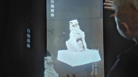 喬非凡，《姿態(tài)·博古對話》，2025年，動作捕捉，數據庫，機器視覺識別，投影。

圖片由Mousa繆薩科技文化提供。
