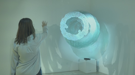 于再冉，《鳥篆?光影之間》，2025年，裝置，交互，投影。圖片由Mousa繆薩科技文化提供。